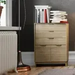 Cajonera de madera con cajones abiertos y correderas metálicas para ropa 1112 NOCE