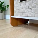 Detalle Escritorio en L Moderno para Computadora Bertolini Nomad Escritorio de Madera MDP con 4 Nichos color Cerezo Off White