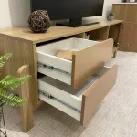 Detalle de Mueble Mesa para TV Bertolini Nature Hasta 75 Pulgadas con 2 Cajones 1 Puerta color Roble Terracota
