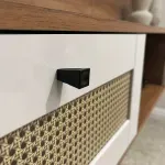 Detalle del Panel Mueble Flotante para TV Bertolini Trama hasta 65 Pulgadas con 2 cajones color Cinamomo Off White