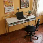 Escritorio Moderno para Computadora Bertolini 1280 Escritorio de Madera MDP con 1 cajón color Blanco Cromado